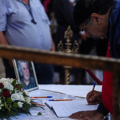 Μίκης Θεοδωράκης: Στιγμιότυπο από το λαϊκό προσκύνημα στη Μητρόπολη Χανίων 