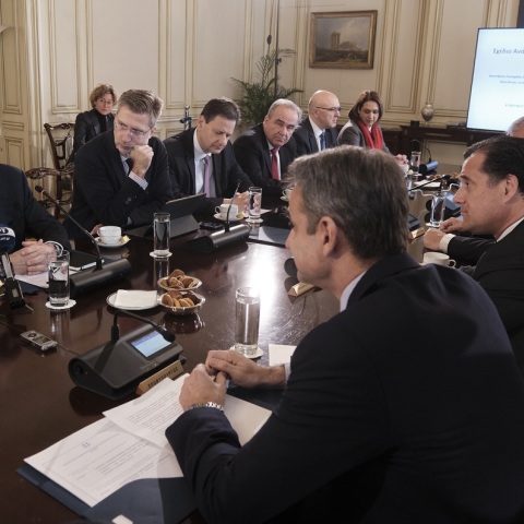  O πρόεδρος της επιτροπής για το Σχέδιο Ανάπτυξης για την Ελληνική Οικονομία καθηγητής του LSE και Πανεπιστημίου Κύπρου και βραβευμένος με το Nobel Οικονομικών 2010 Χριστόφορος Πισσαρίδης συνομιλεί με τον πρωθυπουργό Κυριάκο Μητσοτάκη