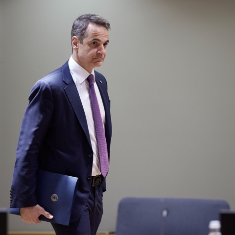 Ο πρωθυπουργός, Κυριάκος Μητσοτάκης, εισέρχεται στην αίθουσα της Συνόδου Κορυφής του ΝΑΤΟ και της Ε.Ε. κρατώντας τον φάκελό του