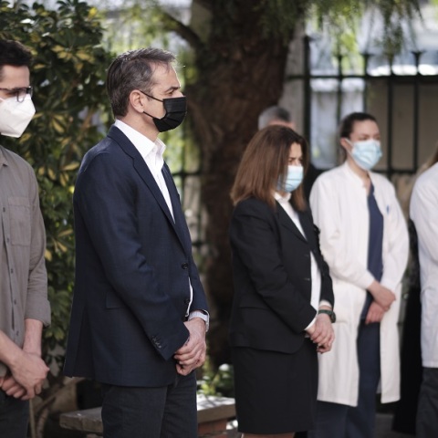 Κυριάκος Μητσοτάκης: Στο παρεκκλήσιο του Ιπποκράτειου Νοσοκομείου για την ακολουθία του Επιταφίου