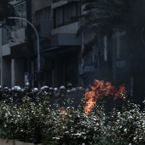 Επεισόδια με μολότοφ στις συγκεντρώσεις στο κέντρο της Αθήνας
