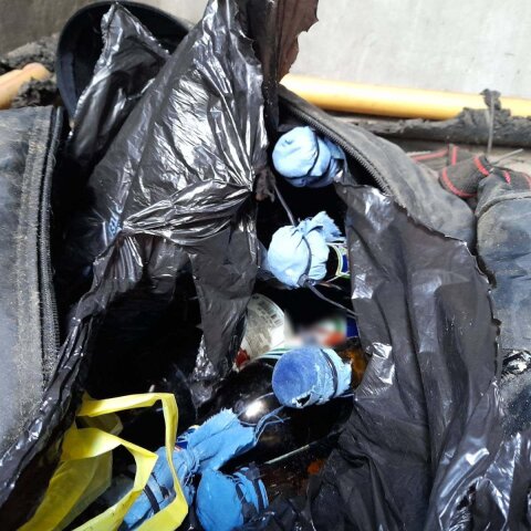 Σακούλα με τις αυτοσχέδιες βόμβες μολότοφ που εντοπίστηκαν σε χώρο κοντά στη Σχολή Θετικών Επιστημών του ΑΠΘ