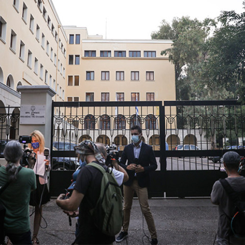 ΕΠΙΘΕΣΗ ΙΕΡΕΑ ΜΕ ΒΙΤΡΙΟΛΙ ΣΕ ΕΠΤΑ ΜΗΤΡΟΠΟΛΙΤΕΣ ΣΤΗΝ ΜΟΝΗ ΠΕΤΡΑΚΗ 