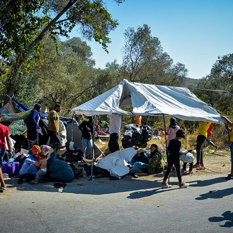 ΛΕΣΒΟΣ-ΠΥΡΚΑΓΙΑ ΣΤΟ ΚΥΤ ΤΗΣ ΜΟΡΙΑΣ-ΚΑΤΑΣΤΡΑΦΗΚΕ ΤΟ ΚΕΝΤΡΟ ΥΠΟΔΟΧΗΣ 