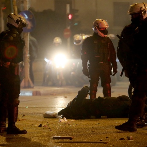 Επεισόδια στη Νέα Σμύρνη: Πεσμένος στο οδόστρωμα ο τραυματισμένος αστυνομικός