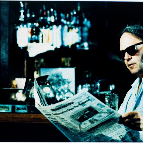 Ο Neil Young διαβάζει εφημερίδα στο Mountain View