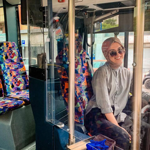  Η 22χρονη Νεσλιχάν Κιοσέ, η πρώτη γυναίκα οδηγός στο τιμόνι του Αστικού ΚΤΕΛ Κομοτηνής © ΑΠΕ-ΜΠΕ