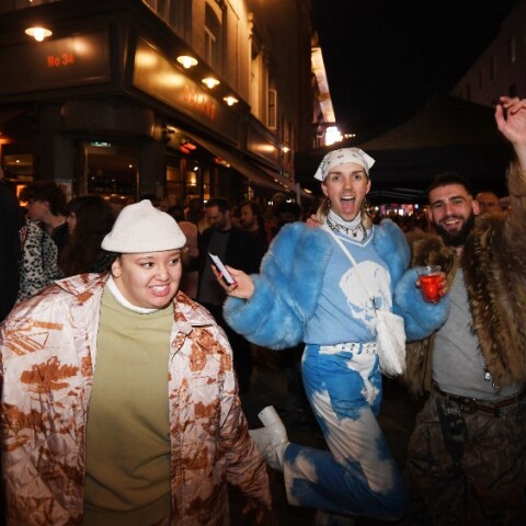 Άνοιξαν οι παμπ στο Λονδίνο και εκατοντάδες πολίτες το γιόρτασαν