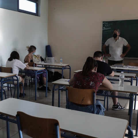 Πανελλήνιες 2022: Υποψήφιοι των ΕΠΑΛ φορούν τις μάσκες τους και περιμένουν να δώσουν το πρώτο μάθημα