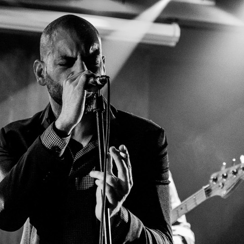 Ο τραγουδιστής των Dustbowl Πάνος Μπίρμπας 