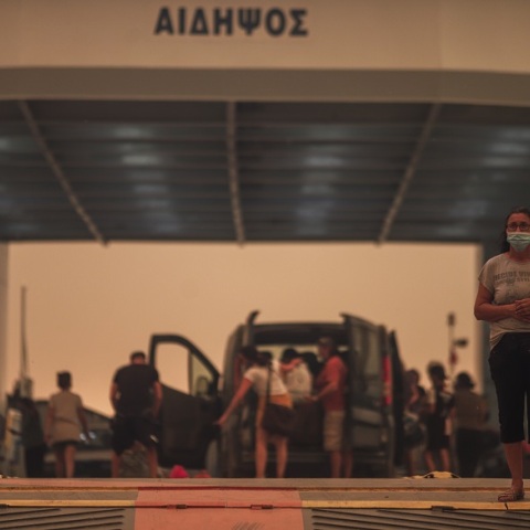 Φωτιά στην Εύβοια: Πολίτες στην παραλία ή στο ferry boat που θα τους απομακρύνει από το Πευκί