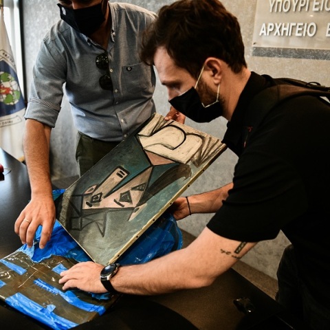 Πίνακες των Πικάσο και Μοντριάν στη συνέντευξη Τύπου για την ανεύρεση των έργων 