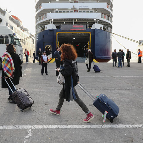 Έξοδος των εκδρομέων του Πάσχα στο λιμάνι του Πειραιά  