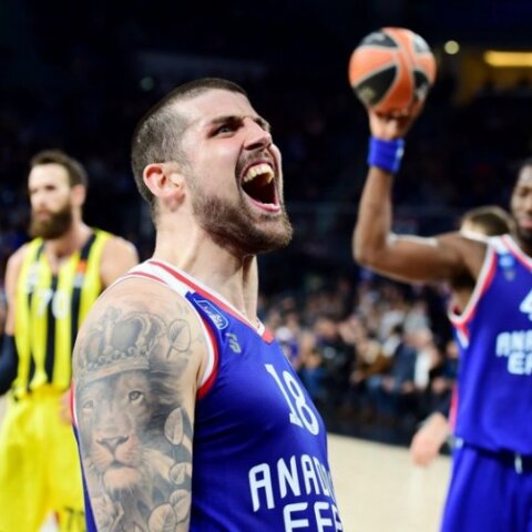 adrien-moerman-celebrates-anadolu-efes-istanbul-eb18.jpg