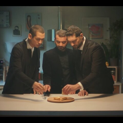 Καραμολέγκος - «Μαμά μου έφαγαν το τοστ!»