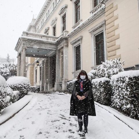 H Πρόεδρος της Δημοκρατίας, Κατερίνα Σακελλαροπούλου στο χιονισμένο Προεδρικό Μέγαρο 