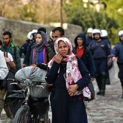ΣΥΓΚΕΝΤΡΩΜΕΝΟΙ ΠΡΟΣΦΥΓΕΣ ΚΑΙ ΜΕΤΑΝΑΣΤΕΣ ΣΤΟ ΛΙΜΑΝΙ ΤΗΣ ΜΥΤΙΛΗΝΗΣ- ΠΡΟΚΕΙΤΑΙ ΝΑ ΜΕΤΑΦΕΡΘΟΥΝ ΜΕ ΟΧΗΜΑΤΑΓΩΓΟ ΣΕ ΚΛΕΙΣΤΕΣ ΔΟΜΕΣ ΤΗΣ ΕΝΔΟΧΩΡΑΣ
