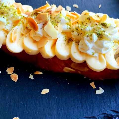 Εκμέκ τσουρέκι με κρέμα μαστίχας