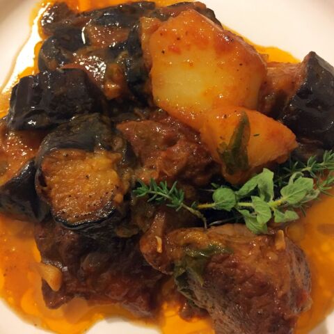 Μοσχαράκι κοκκινιστό με μελιτζάνες