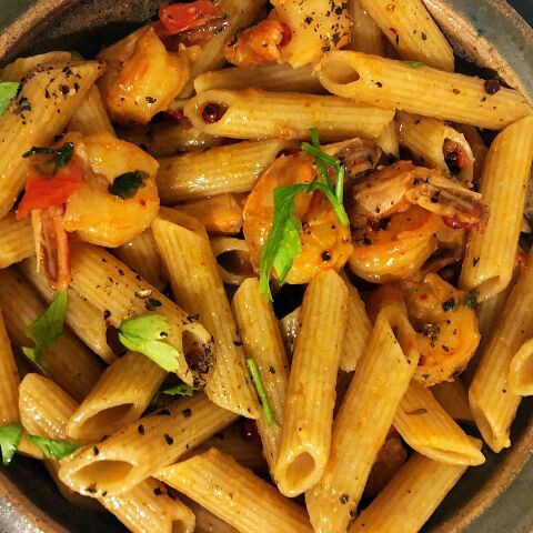 Πέννες με γαρίδες και καπνιστό μπούκοβο