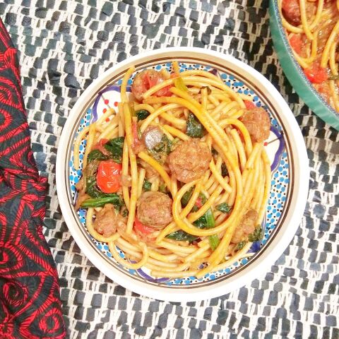 Μακαρονάδα με λουκάνικο και σπανάκι