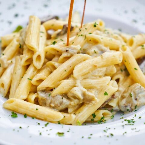 Πέννες με βουτυρένιο κοτόπουλο, λεμόνι, σκόρδο και παρμεζάνα