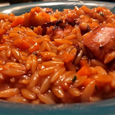 Χταποδάκι με κριθαράκι στην κατσαρόλα