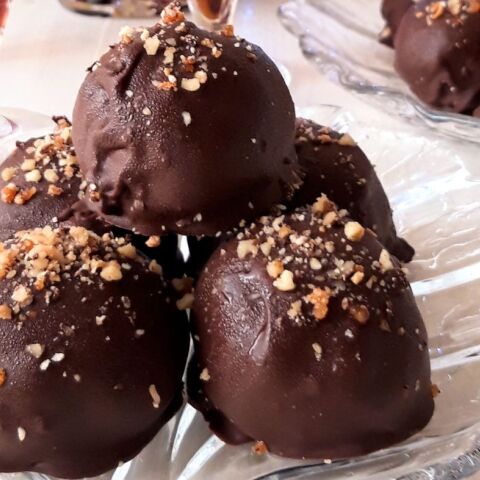 Τρουφάκια με κουραμπιέδες και μελομακάρονα