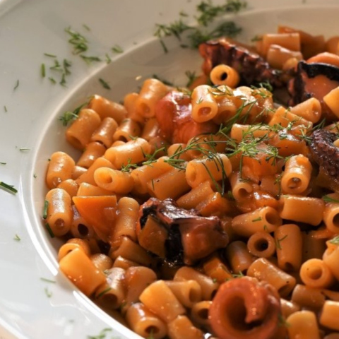 Χταπόδι κοκκινιστό με κοφτό μακαρονάκι