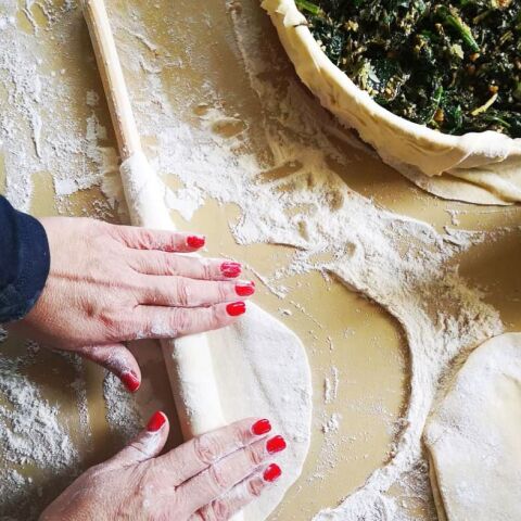 Η Εύα Παρακεντάκη μας δίνει τη συνταγή για νηστίσιμη χορτόπιτα