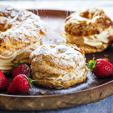 Ανοιξιάτικη Κουλούρα με κρέμα Dulce de Leche και φρέσκες φράουλες