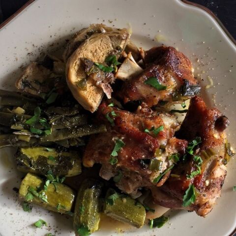 Αρνάκι στη γάστρα με ανοιξιάτικα λαχανικά