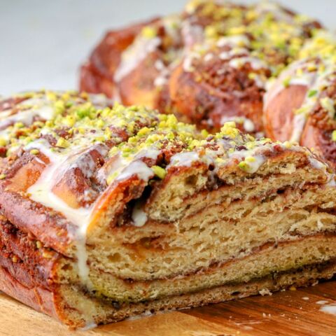 Πασχαλινό τσουρέκι γεμιστό με σοκολάτα και φιστίκια Αιγίνης