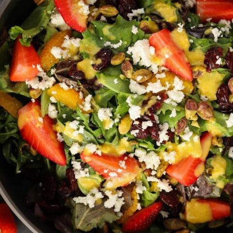 Δροσερή σαλάτα με φράουλες και dressing πορτοκαλιού