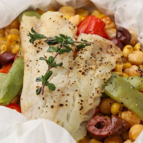 Μπακαλιάρος στον φούρνο με ρεβίθια και ντοματίνια