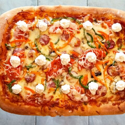 Αφράτη και σπιτική πίτσα στο ταψί με ζύμη από Focaccia