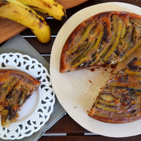 Κολασμένο κέικ μπανάνας με κομμάτια σοκολάτας 