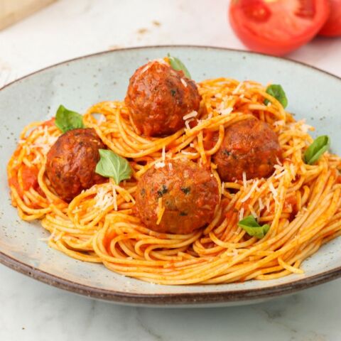 Κεφτεδάκια κοκκινιστά με μακαρόνια