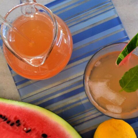 Ροζ λεμονάδα με καρπούζι