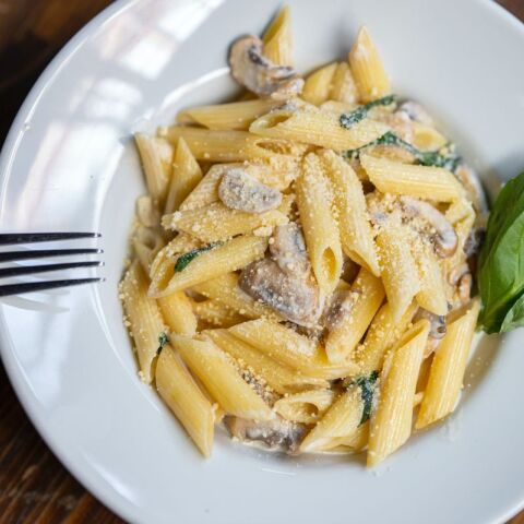 Καλοκαιρινή μακαρονάδα με κολοκυθάκι, ρικότα και βασιλικό