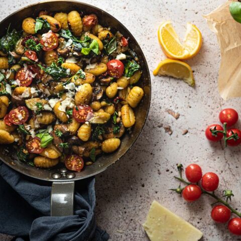 Νιόκι στον φούρνο με ντοματίνια και μοτσαρέλα