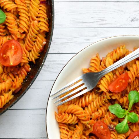 Πανεύκολη μακαρονάδα με μελιτζάνες και καραμελωμένα κρεμμύδια