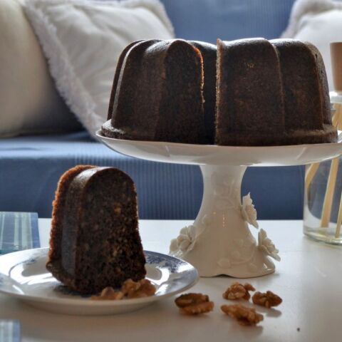 Καρυδόπιτα στη φόρμα του κέικ