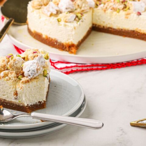 Cheesecake με κουραμπιέδες και μελομακάρονα