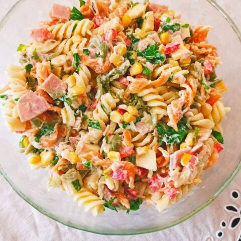 Πολύχρωμη και πεντανόστιμη σαλάτα ζυμαρικών