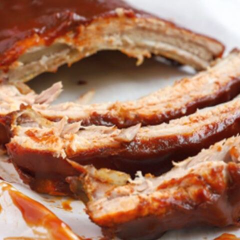 Καραμελωμένα χοιρινά spare ribs με bbq sauce