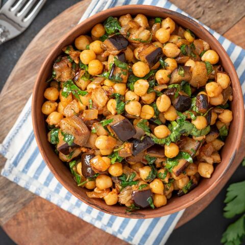 Απολαυστική συνταγή για ρεβίθια με μελιτζάνες σε πήλινη γάστρα