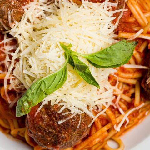 Πλούσια μακαρονάδα με κεφτεδάκια