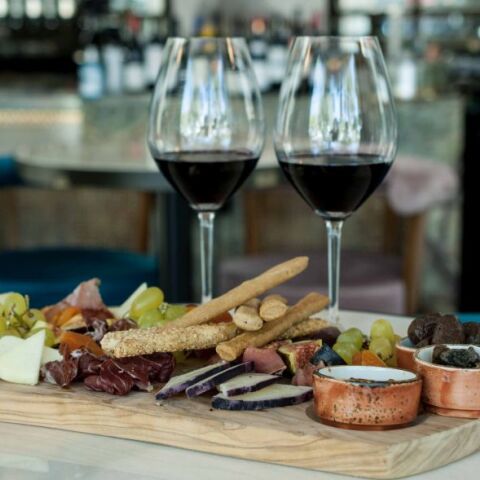 Vibo, το νέο wine bar - restaurant της Γλυφάδας