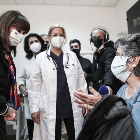 Η ΠτΔ, Κατερίνα Σακελλαροπούλου σε εμβολιαστικό κέντρο